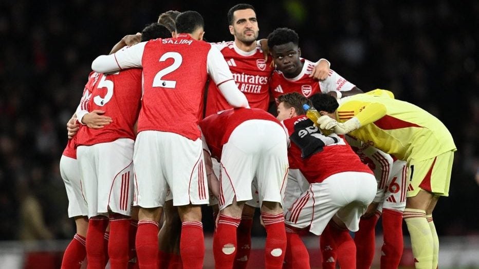 萨里：VAR工作区可以放到替补席对面，否则容易造成冲突（萨里建议将VAR区域设在替补席对侧，以免引发冲突）