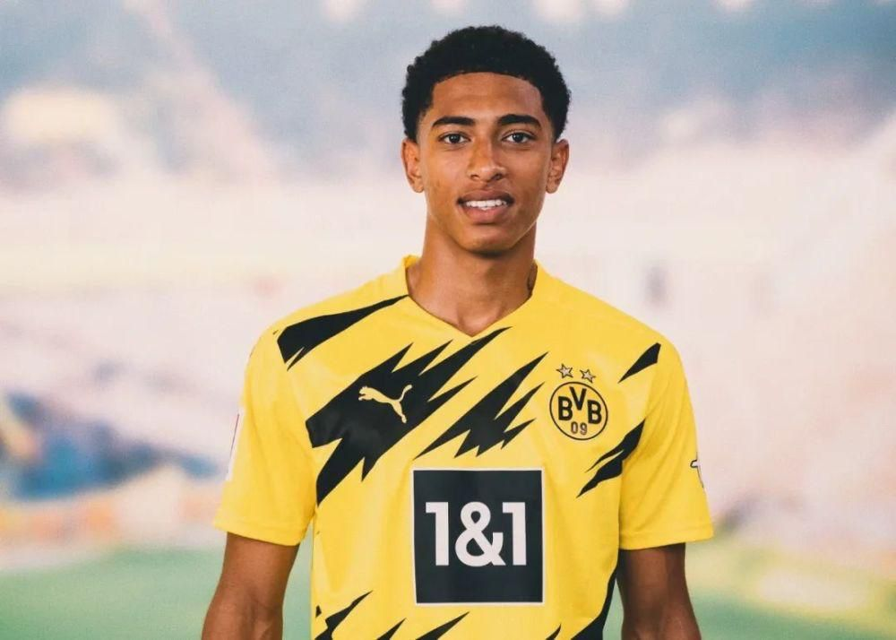 WTT总决赛：孙颖莎4-0横扫长崎美柚，晋级四强将战蒯曼（WTT总决赛：孙颖莎4-0完胜长崎美柚，挺进四强将对阵蒯曼）